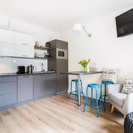 Stylish With Balcony, 12 Min To Centre, Free Netflix & Wifi 아파트 *