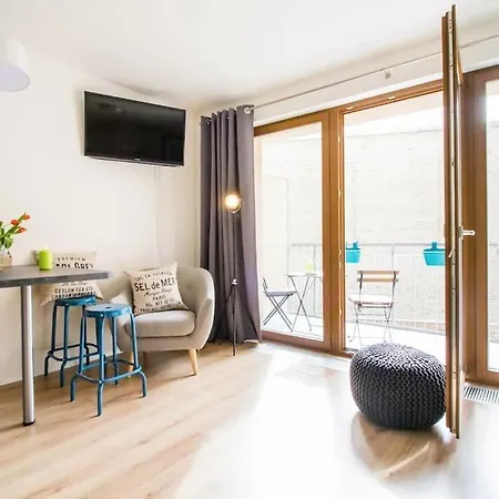 Stylish With Balcony, 12 Min To Centre, Free Netflix & Wifi 프라하