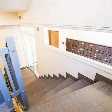 Apartment Stylish With Balcony, 12 Min To Centre, Free Netflix & Wifi *
