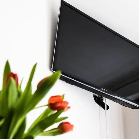 Stylish With Balcony, 12 Min To Centre, Free Netflix & Wifi Apartment *