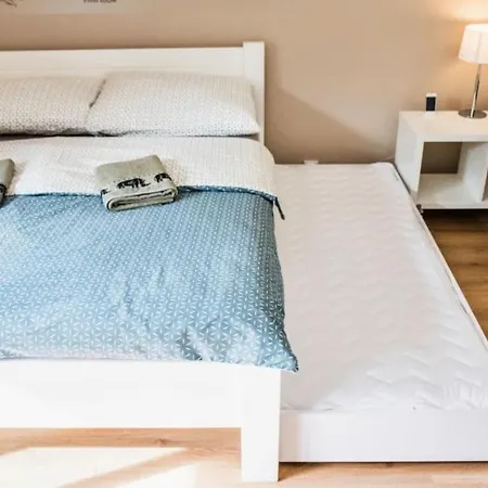 Stylish With Balcony, 12 Min To Centre, Free Netflix & Wifi Apartment *