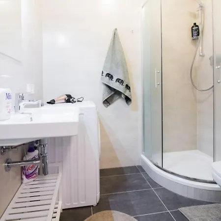 Apartment Stylish With Balcony, 12 Min To Centre, Free Netflix & Wifi *