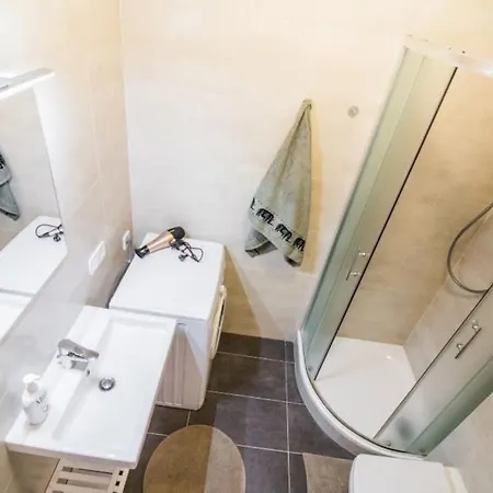 Stylish With Balcony, 12 Min To Centre, Free Netflix & Wifi *
