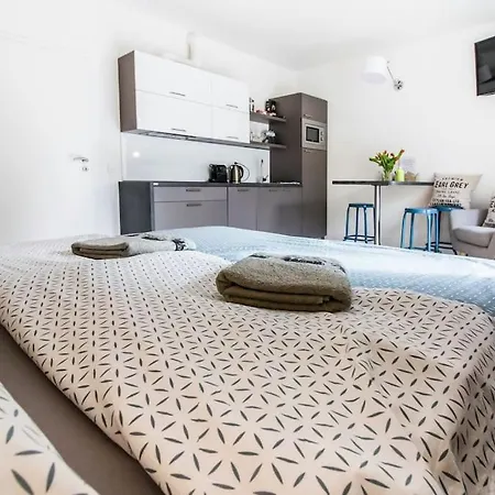 Stylish With Balcony, 12 Min To Centre, Free Netflix & Wifi