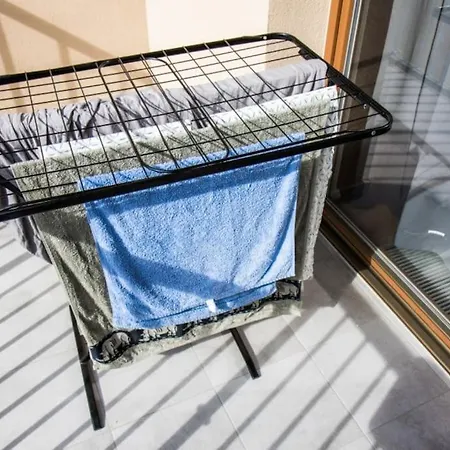 Stylish With Balcony, 12 Min To Centre, Free Netflix & Wifi *