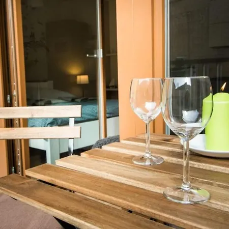 Stylish With Balcony, 12 Min To Centre, Free Netflix & Wifi *
