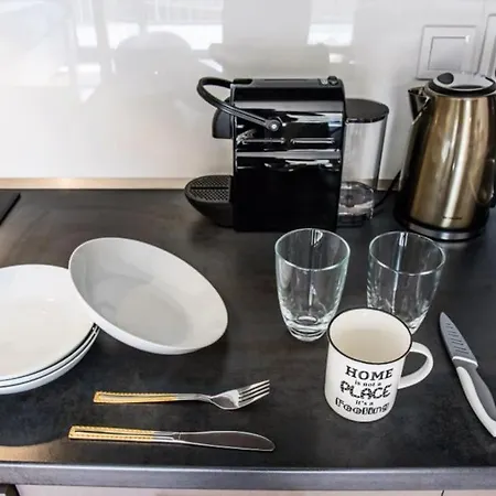 Stylish With Balcony, 12 Min To Centre, Free Netflix & Wifi Apartment *