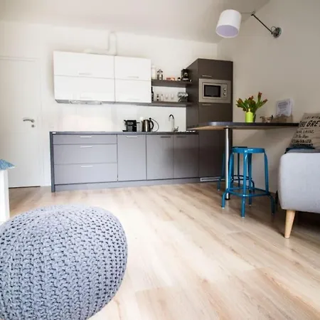 Apartment Stylish With Balcony, 12 Min To Centre, Free Netflix & Wifi *