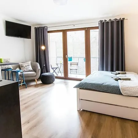 Stylish With Balcony, 12 Min To Centre, Free Netflix & Wifi *