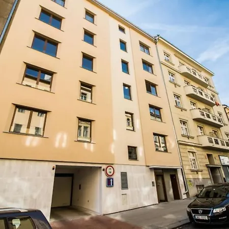 דירה Stylish With Balcony, 12 Min To Centre, Free Netflix & Wifi פראג
