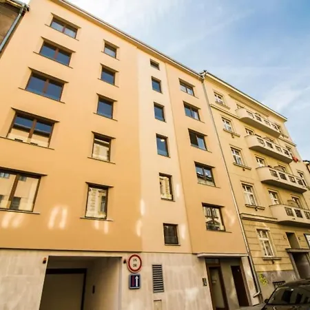 Stylish With Balcony, 12 Min To Centre, Free Netflix & Wifi דירה *