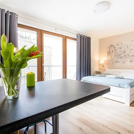 Stylish With Balcony, 12 Min To Centre, Free Netflix & Wifi * פראג