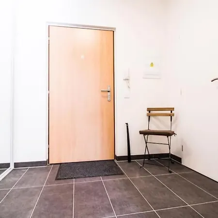 דירה Stylish With Balcony, 12 Min To Centre, Free Netflix & Wifi פראג